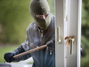 Как защититься от воров в майские праздники?