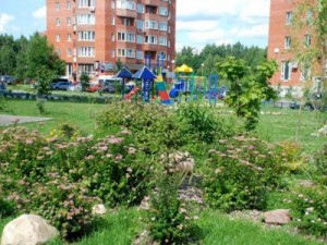 Владелец помещений в многоэтажном доме имеет право на прилегающую территорию к дому
